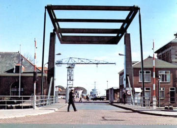 De nieuwe Westerpoortbrug in 1970. Rechts net achter de rechtse slagboom is de verplaatste werfbel te zien.  Bron: HisDocMB
