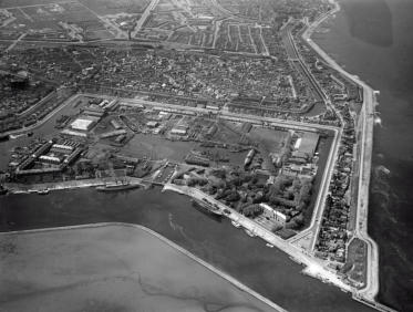 De Rijkswerf Willemsoord met daarachter de bebouwing van Den Helder, ca. 1925. Bron NIMH