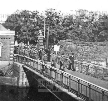 Het opmarcheren van de werf voor de symbolische overname van de Duitsers op 17 mei 1945. Bron: HisDocMB