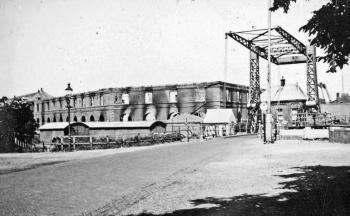 Gevolg van het bombardement op 24-25 juni 1940 door de Royal Air Force. Het vernielde en uitgebrande Marine-arsenaal (het vierkantje). Rechts de brug over de schutsluis. Bron: NIMH 