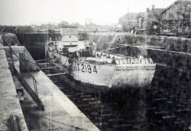 24 mei 1945, Het eerste schip na de bevrijding  in het Oude Dok, de Britse LT 2194. Bron: NIMH