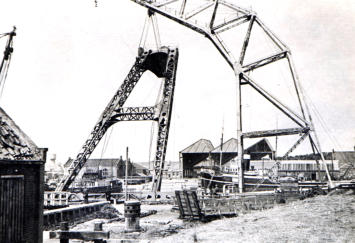 Afbraak van de mastenbok op het werf terrein van de Rijkswerf Willemsoord in 1942. De Duitse bezetter sloopte alles van metaal wat in hun ogen niet strikt noodzakelijk was voor de bedrijfsvoering om de Duitse wapenindustrie te voorzien van materiaal. Bron