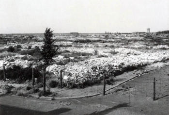 Totale afbraak Oud Den Helder tussen februari en september 1944. Rechts in de verte is het carillon op het Helden der Zeeplein, toen Westplein, te zien. Het enige bouwwerk dat de duitsers lieten staan om als observatiepost te gebruiken. Bron: NHA.