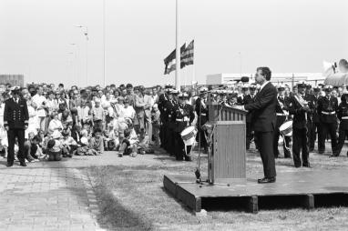 Startsein bouw Nieuwe Rijkswerf. Staatssecretaris van Defensie J. van Houwelingen geeft het officiële startsein voor de bouw van de Nieuwe Rijkswerf. Hij onthulde hierbij op het terrein naast Dok 6 een model van een meerpaal, met daarop een plaquette. Bro